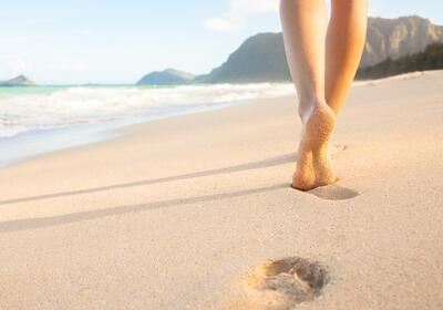 Περπατώντας ξυπόλητοι στην υγρή άμμο...
